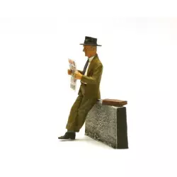 LE MANS miniatures Figurine E. Ferrari lisant le journal