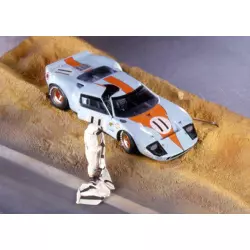 LE MANS miniatures Figure Ford With Banner, shovel and glass
