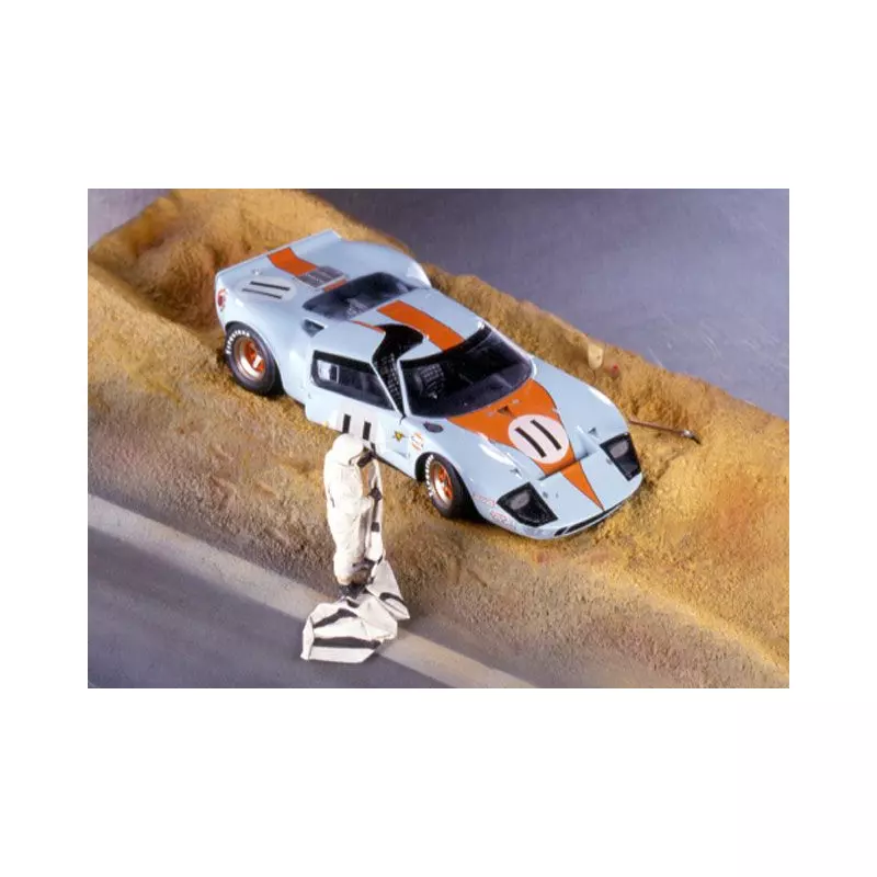 LE MANS miniatures Figure Ford With Banner, shovel and glass