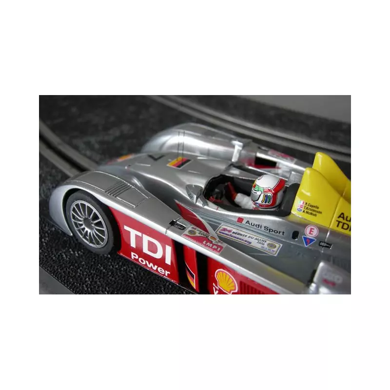 LE MANS miniatures Figurine Pilote Audi R10 TDI assis (avec décalques)