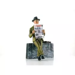 LE MANS miniatures Figurine 1/18 Enzo Ferrari lisant le journal