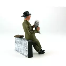 LE MANS miniatures Figure 1/18 Enzo Ferrari reading the newspaper