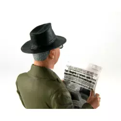 LE MANS miniatures Figurine 1/18 Enzo Ferrari lisant le journal