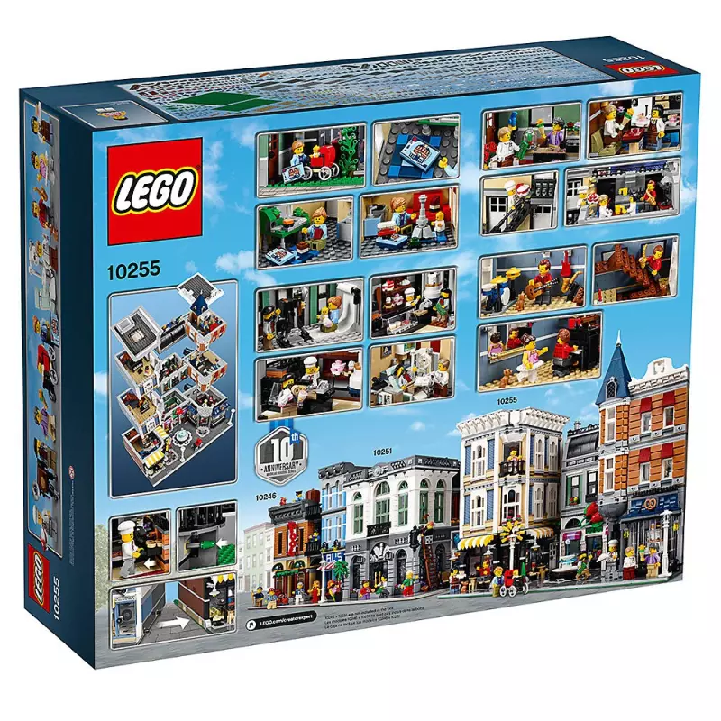 Un Appareil Photo Lego Avec Une Bande Jaune Et Bleue Est Posé Sur Une  Table.