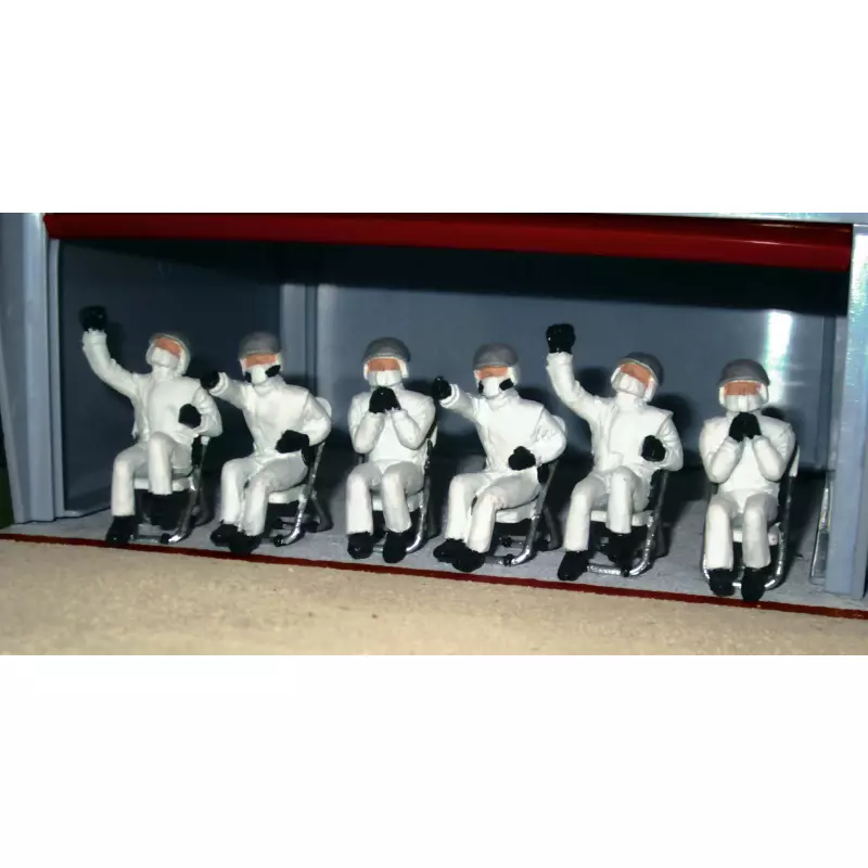  Slot Track Scenics Fig. 9 Seated Pit crew + 3 chairs Pack B