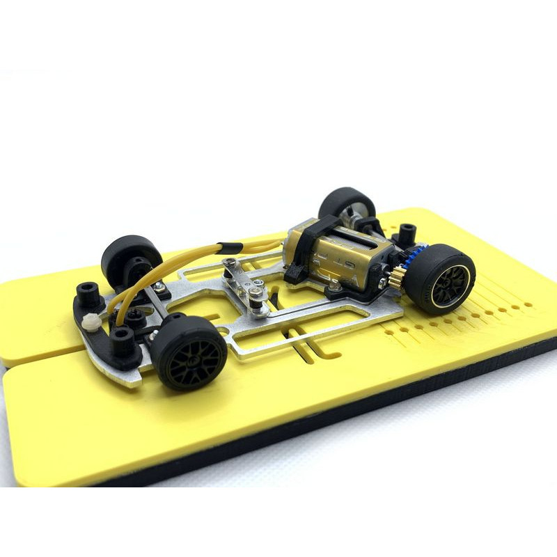                                     PRS 32682 Chassis Aston Martin Vantage Scalextric RTR