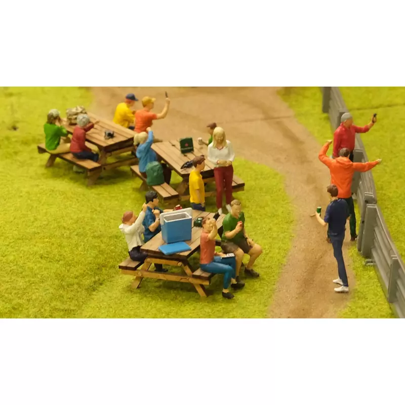 Slot Track Scenics DP 3 Diorama Pack 3 – Spectator Set