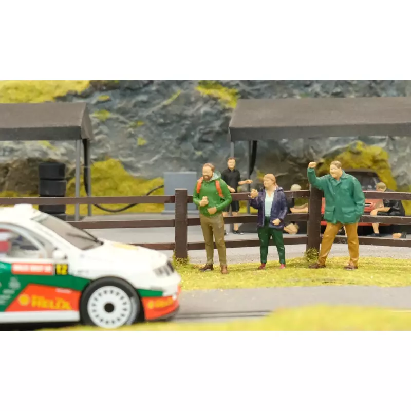 Slot Track Scenics Fig. 27 3 Standing spectators – Pack B